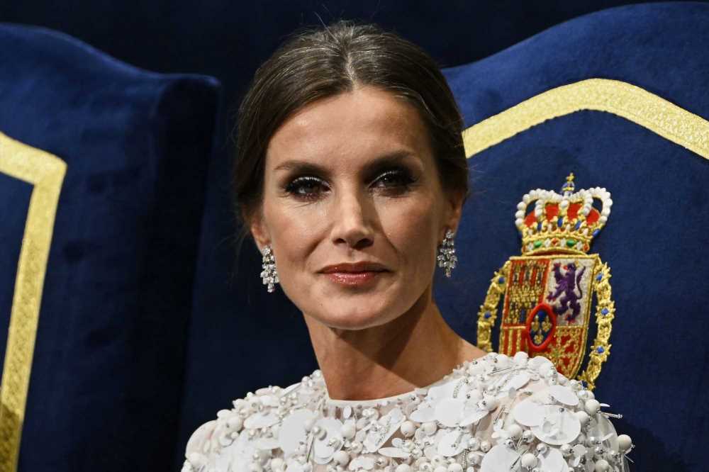 Doña Letizia deslumbra con el vestido bicolor de Carolina Herrera