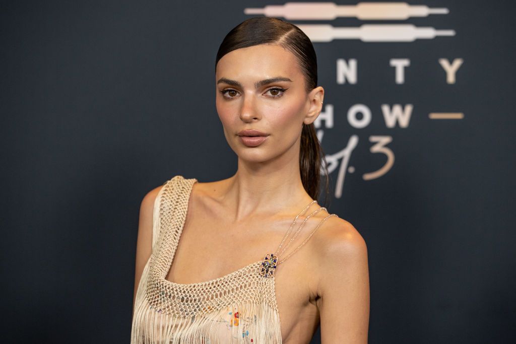 Emily Ratajkowski luce un vestido que deja ver su ropa interior