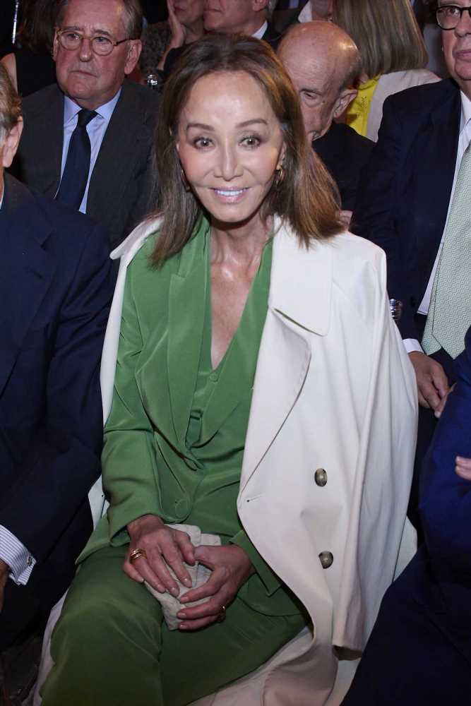 Isabel Preysler apuesta por el traje sastre que más favorece