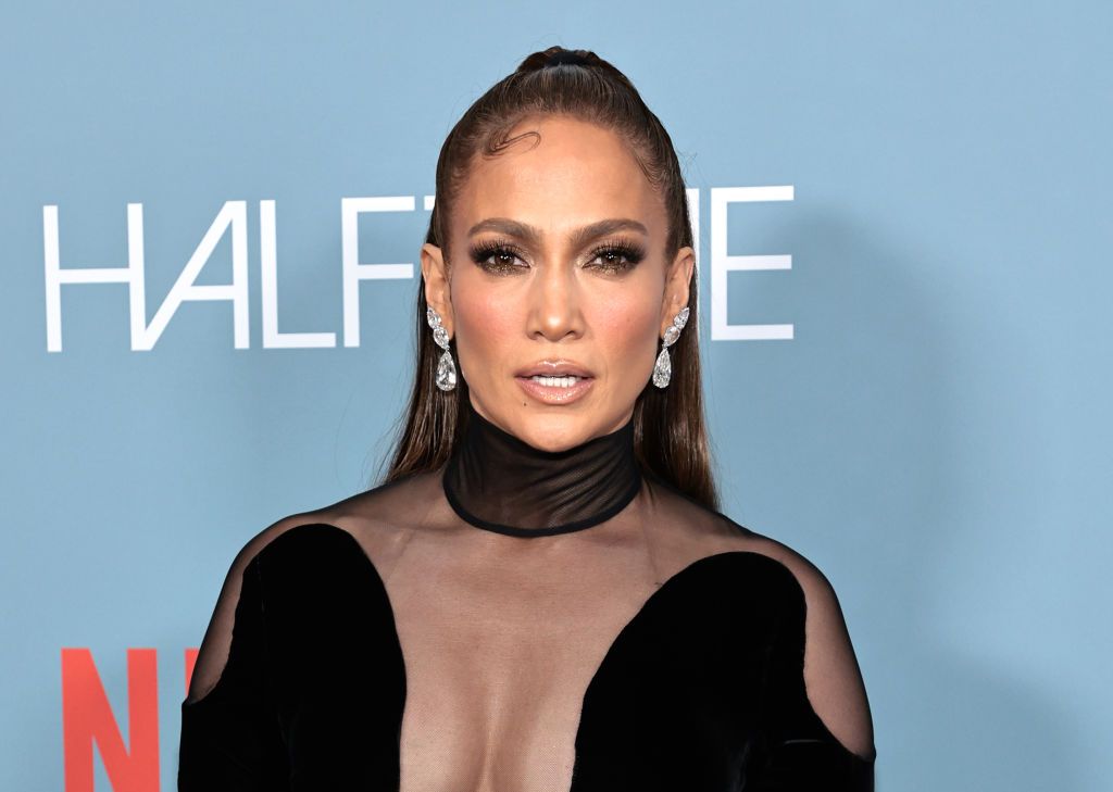 Jennifer Lopez tiene el vestido negro más favorecedor