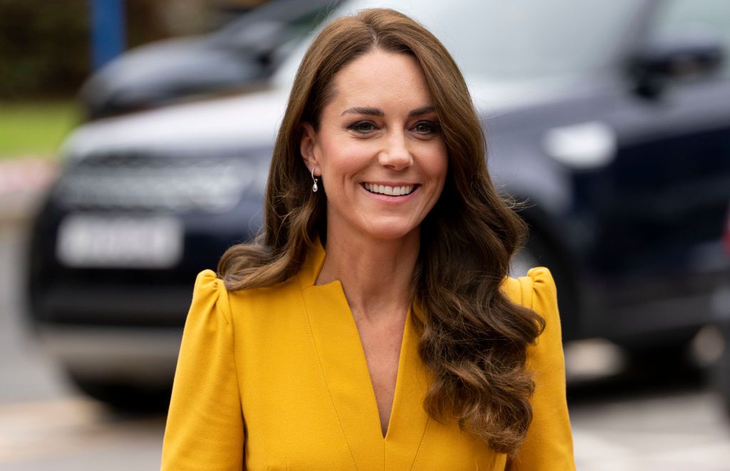 Kate Middleton estrena el vestido plisado mostaza (rebajado)