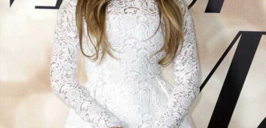 La manicura glaseada más barroca es la de Jennifer Lopez