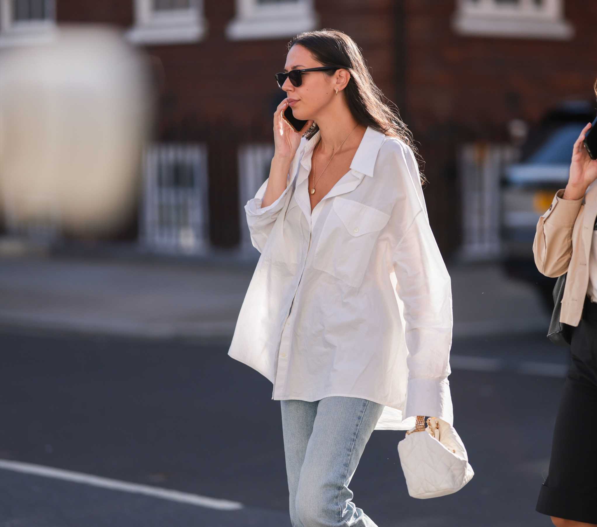 Pantalones vaqueros y camisa blanca: de básico a tendencia