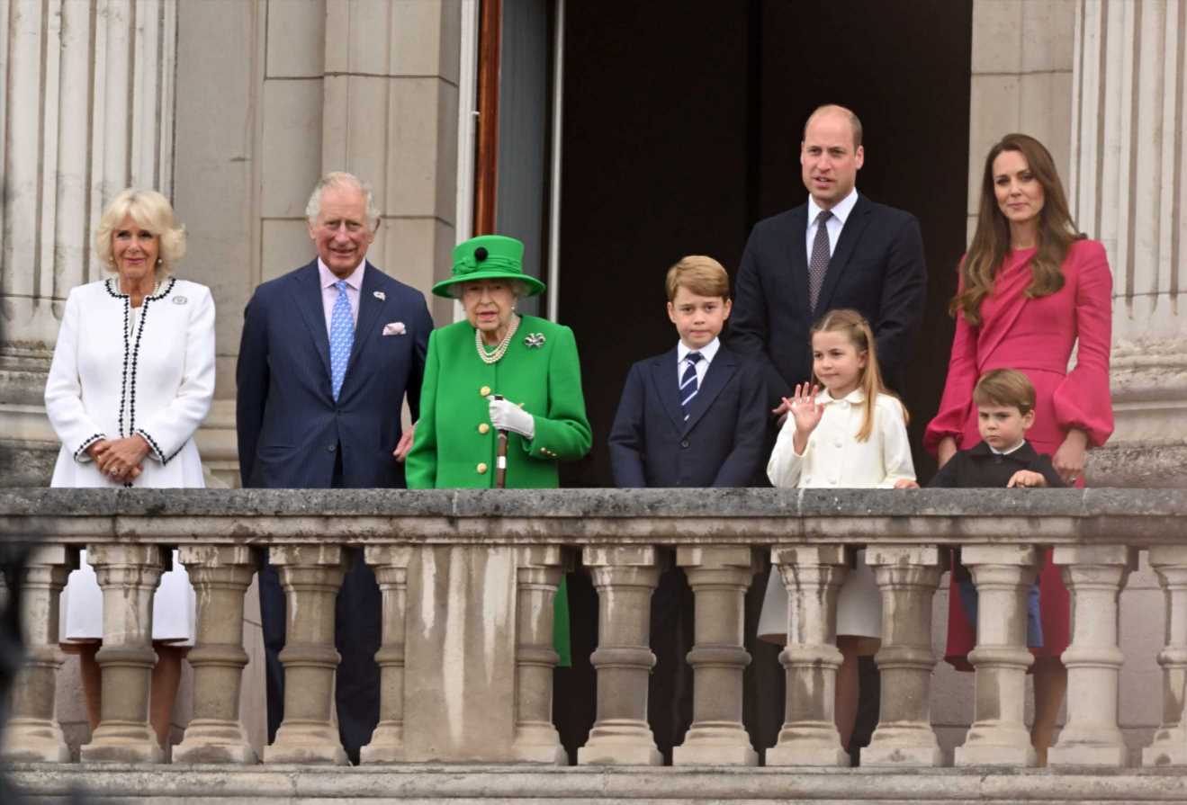 Primera imagen oficial de los reyes y los príncipes de Gales