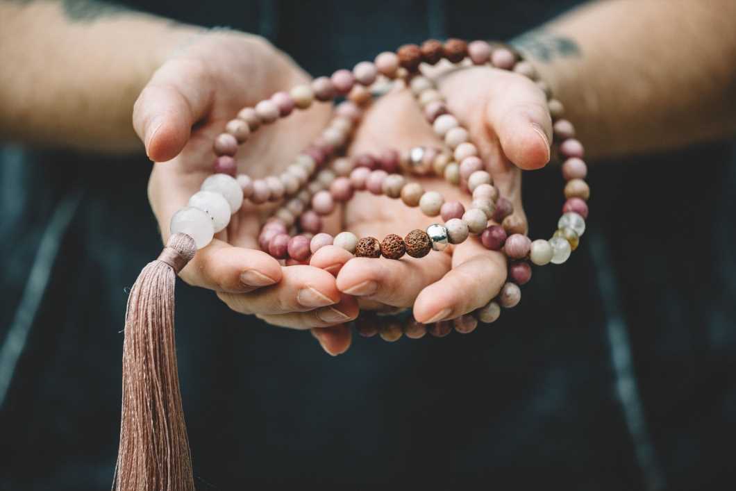 Qué es un japa mala y cómo puede ayudarte a meditar