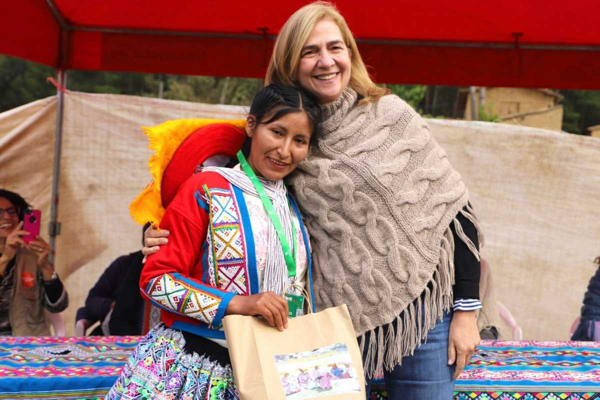 La infanta Cristina reaparece, sonriente, en un viaje solidario