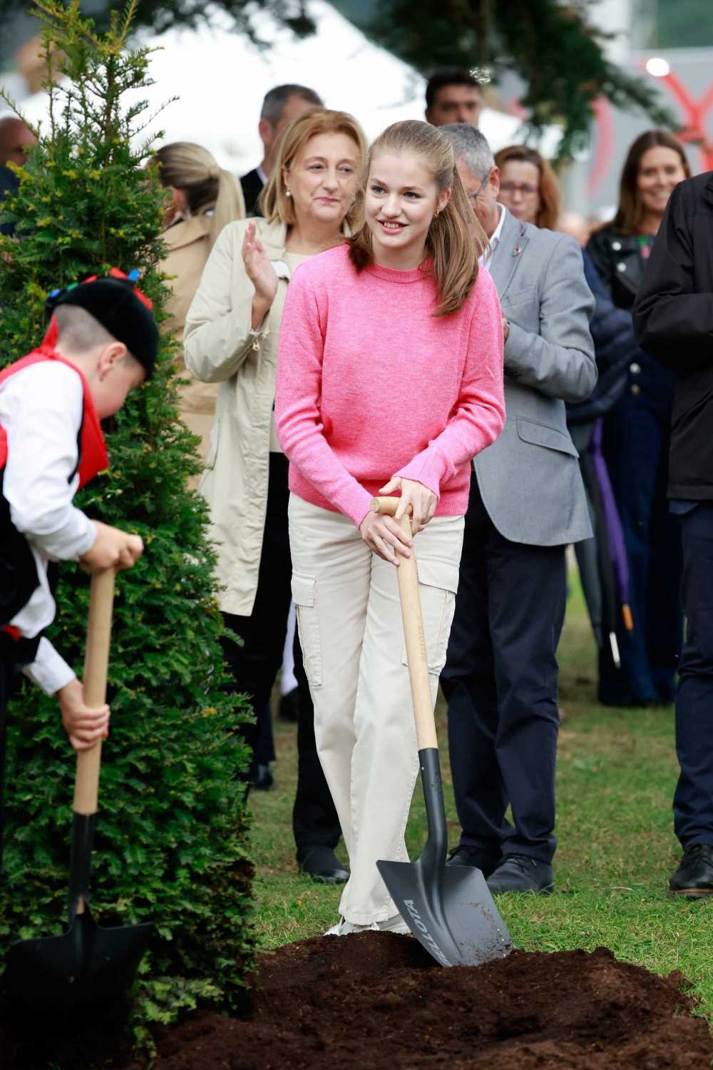 La princesa Leonor apuesta por los pantalones cargo