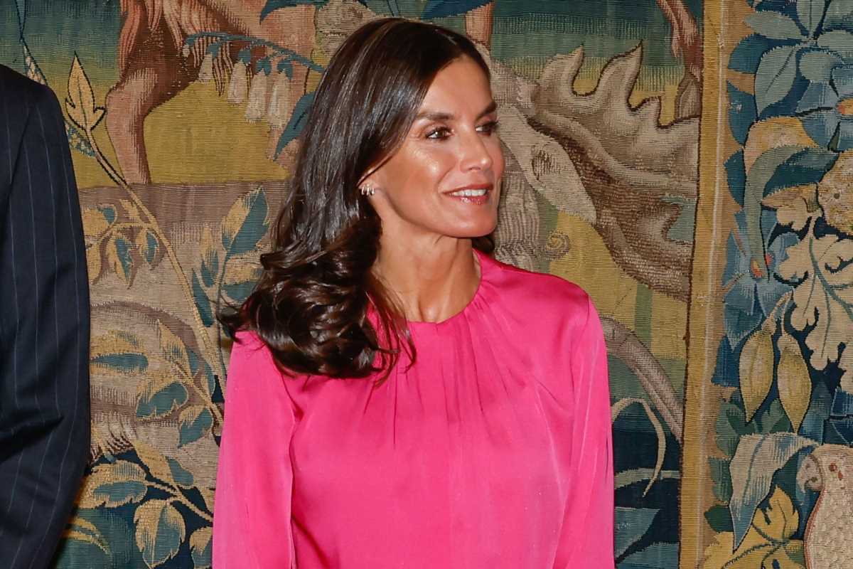 Letizia: todo al rosa fucsia en su primer acto en Alemania