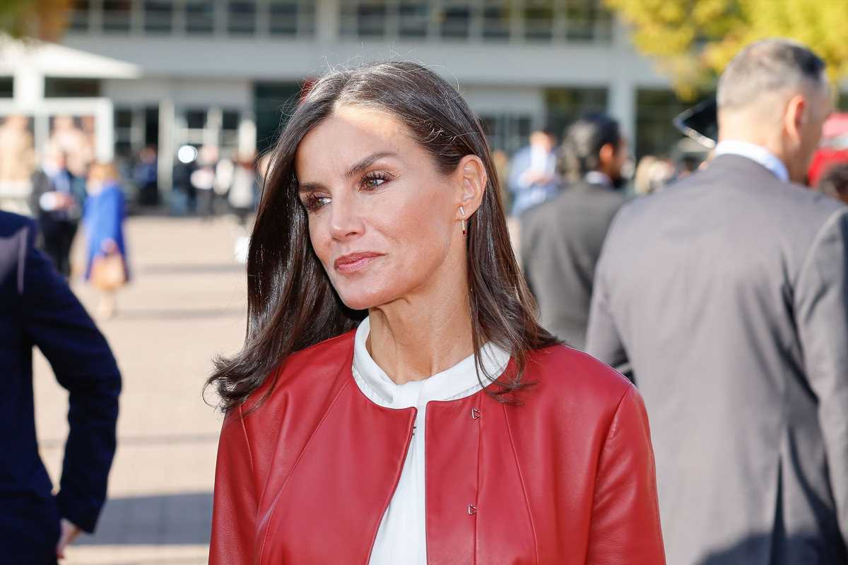 Letizia recupera la falda de cuero rojo que ‘comparte’ con Meghan Markle