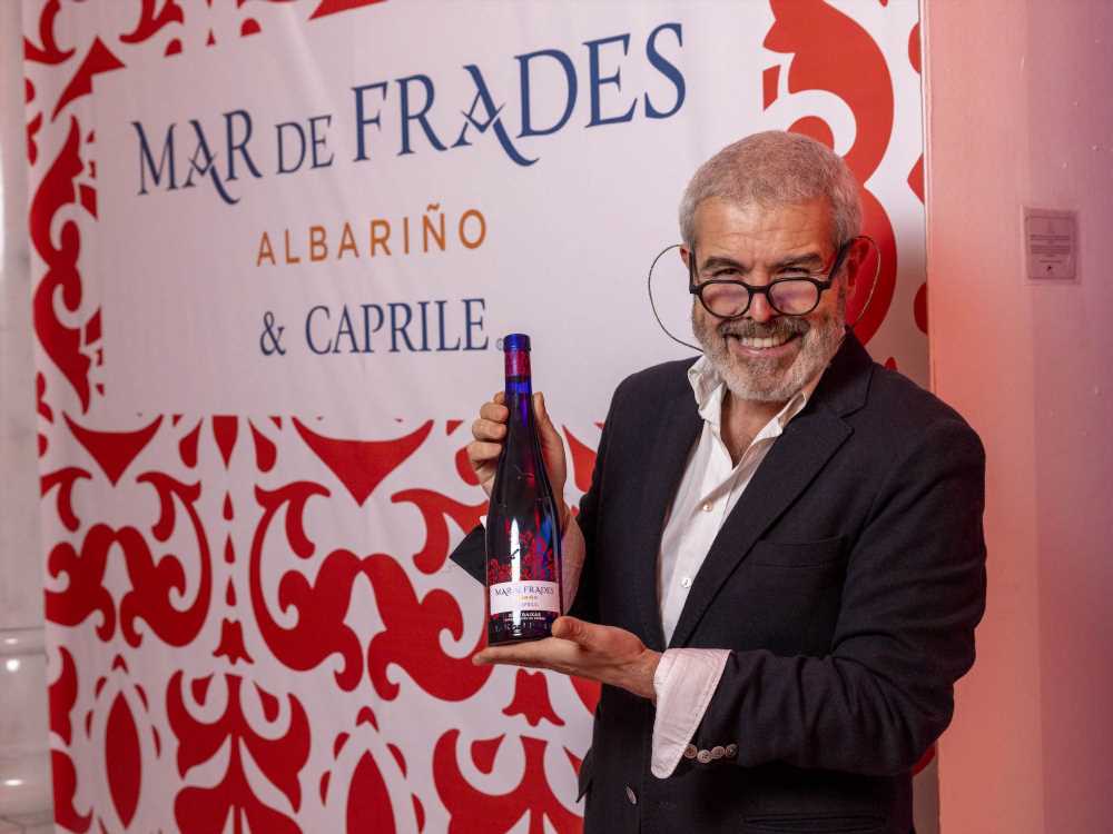 Así es la nueva e icónica botella azul de Mar de Frades diseñada por Lorenzo Caprile