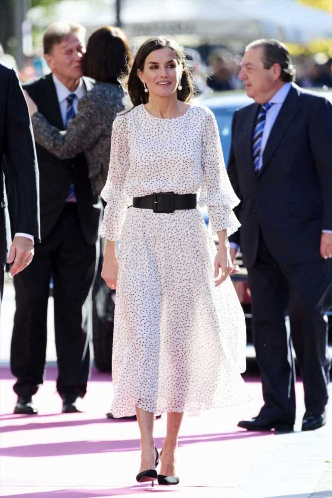 Doña Letizia actualiza su vestido con un cinturón ancho