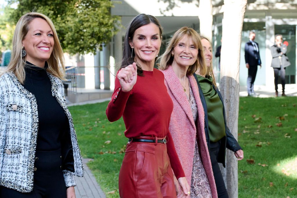 Doña Letizia estrena los pantalones de cuero que más favorecen