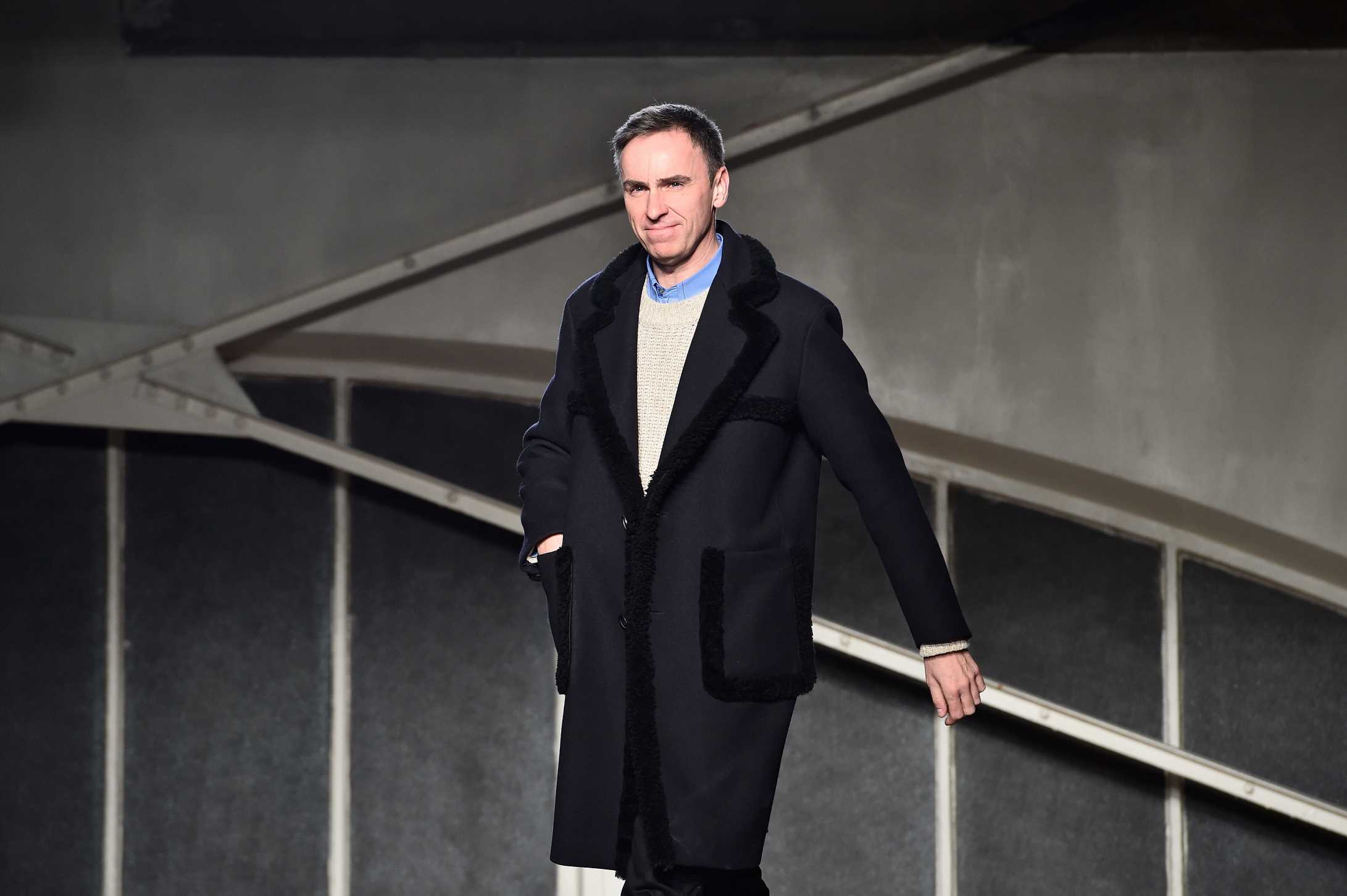 El diseñador Raf Simons anuncia el cierra su firma