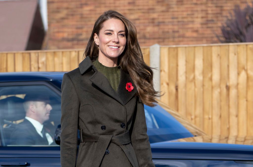 Kate Middleton sorprende con un look monocolor verde oliva