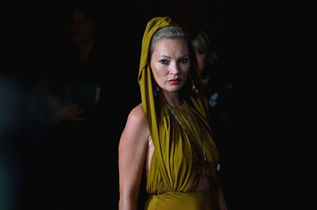 Kate Moss deslumbra con un look de capucha de Saint Laurent