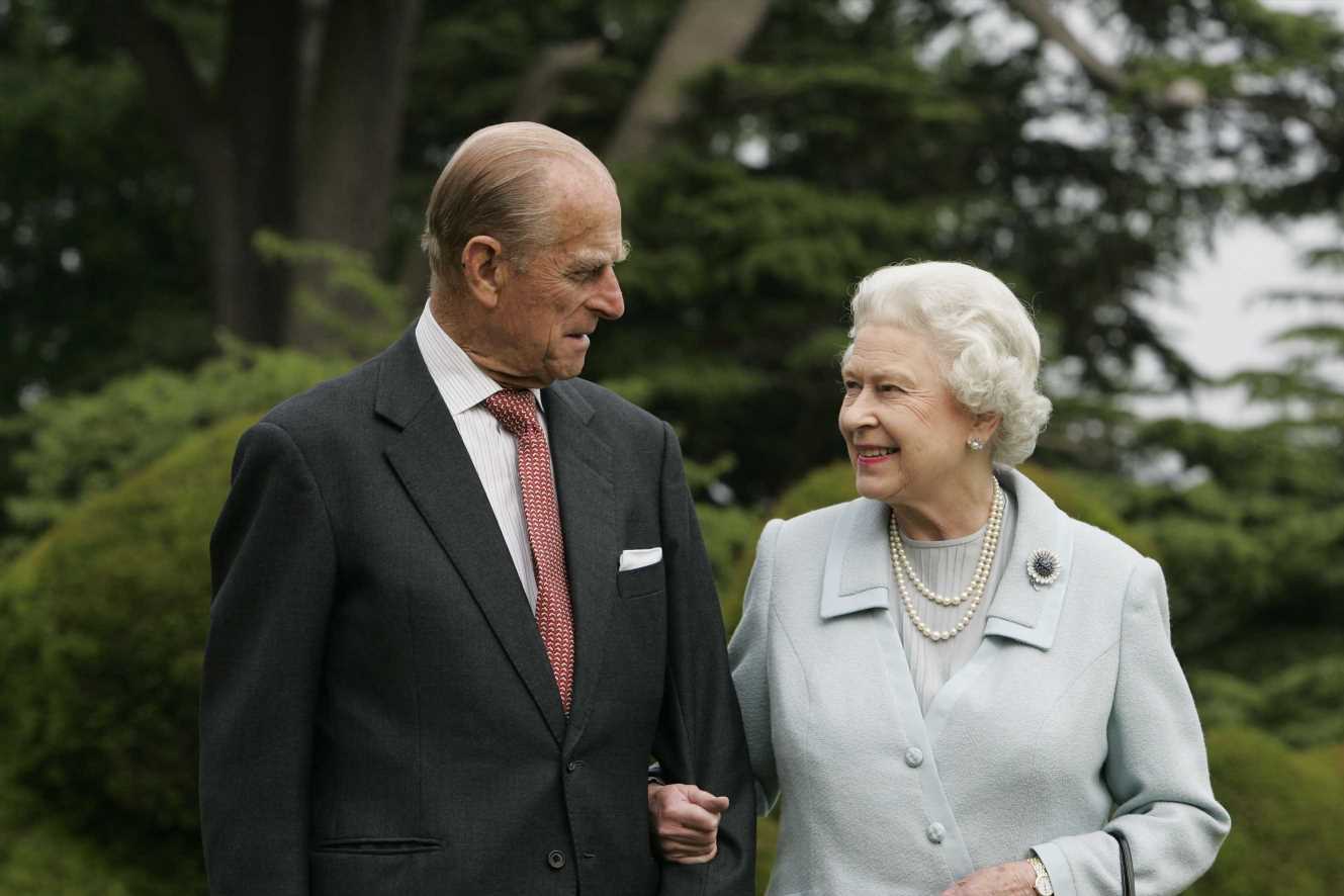 La alianza de boda de la reina Isabel II tenía una inscripción secreta