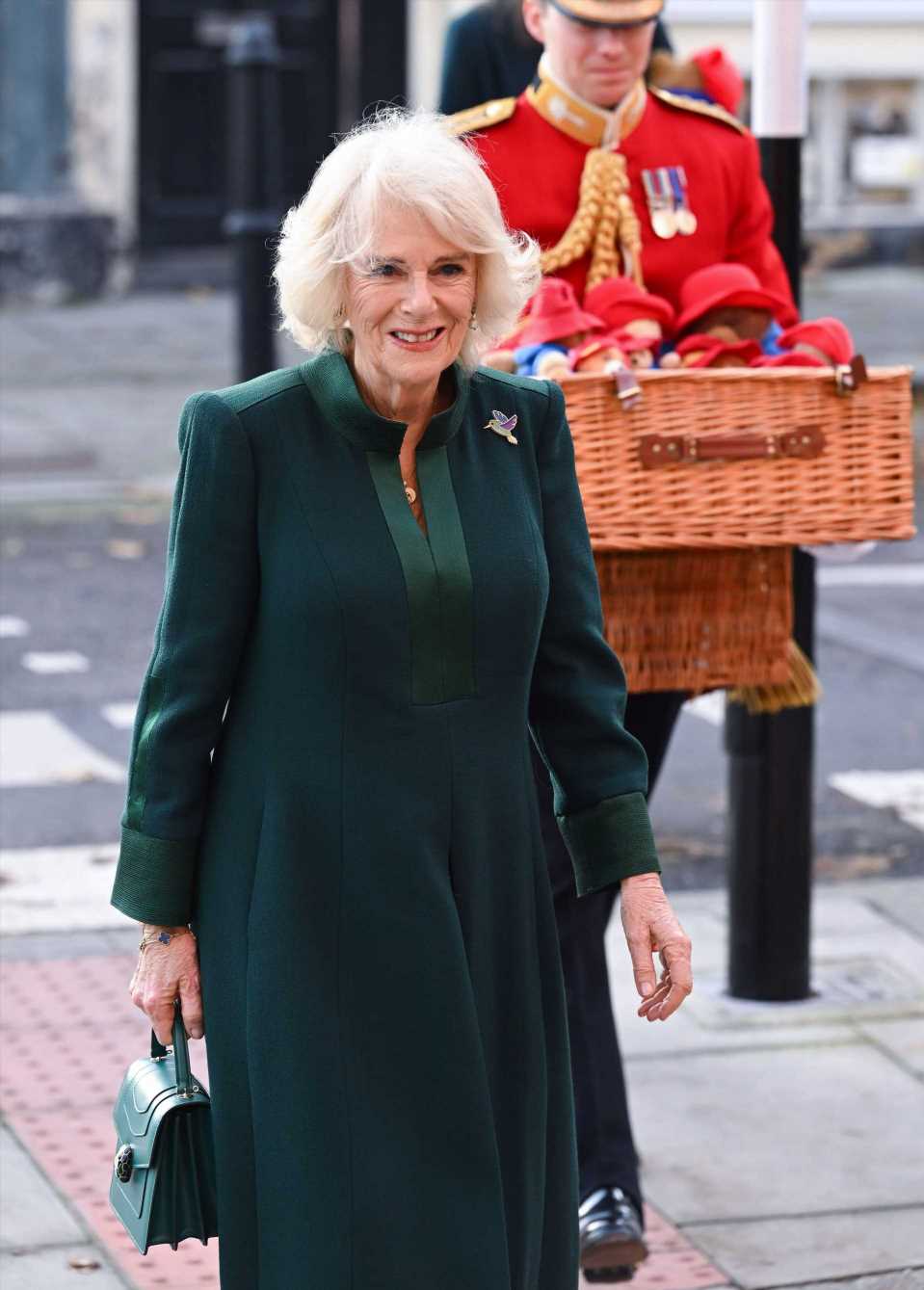 La reina Camilla confirma su gusto por los bolsos de lujo