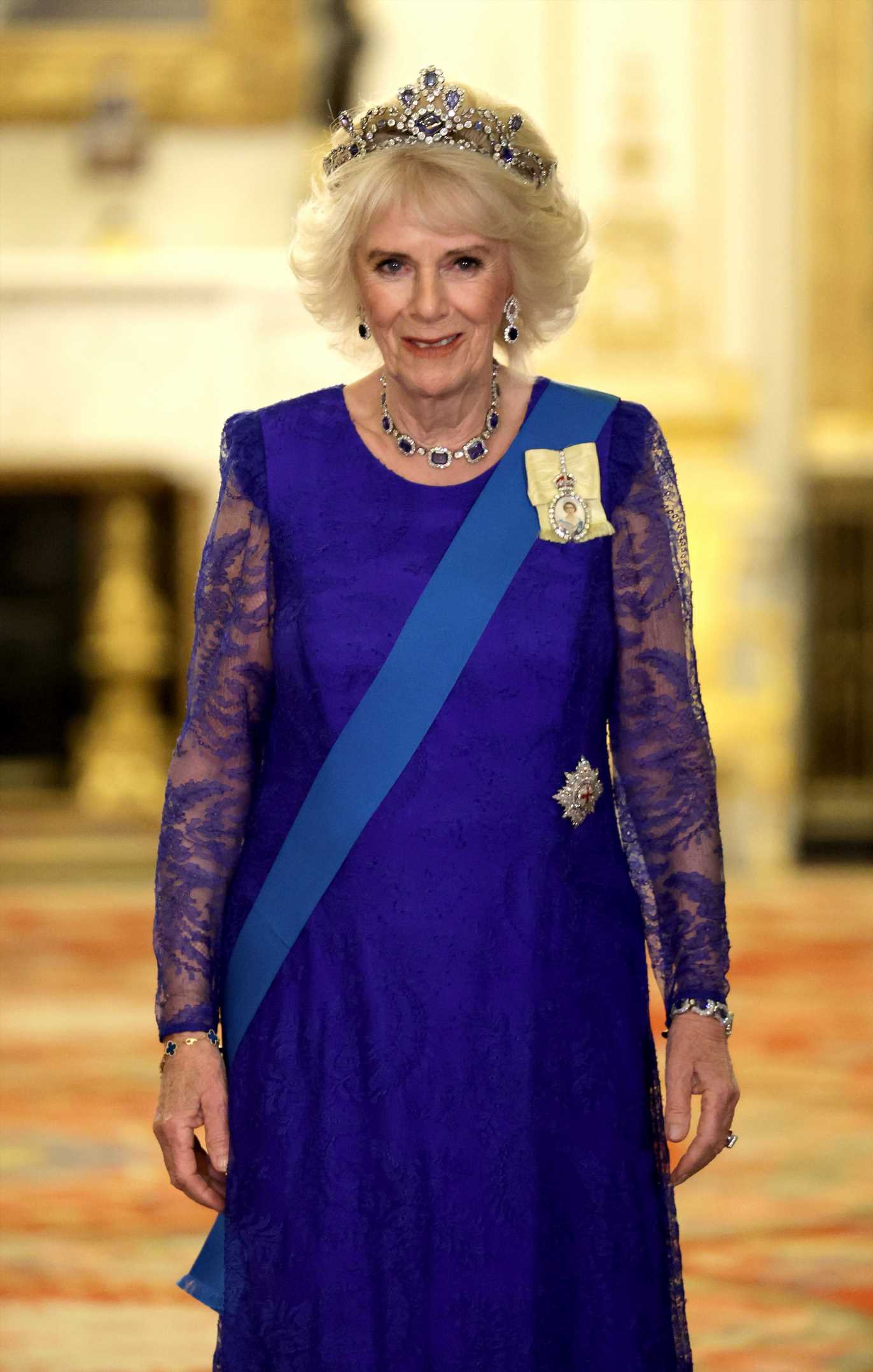 La reina Camilla luce la tiara más personal de Isabel II