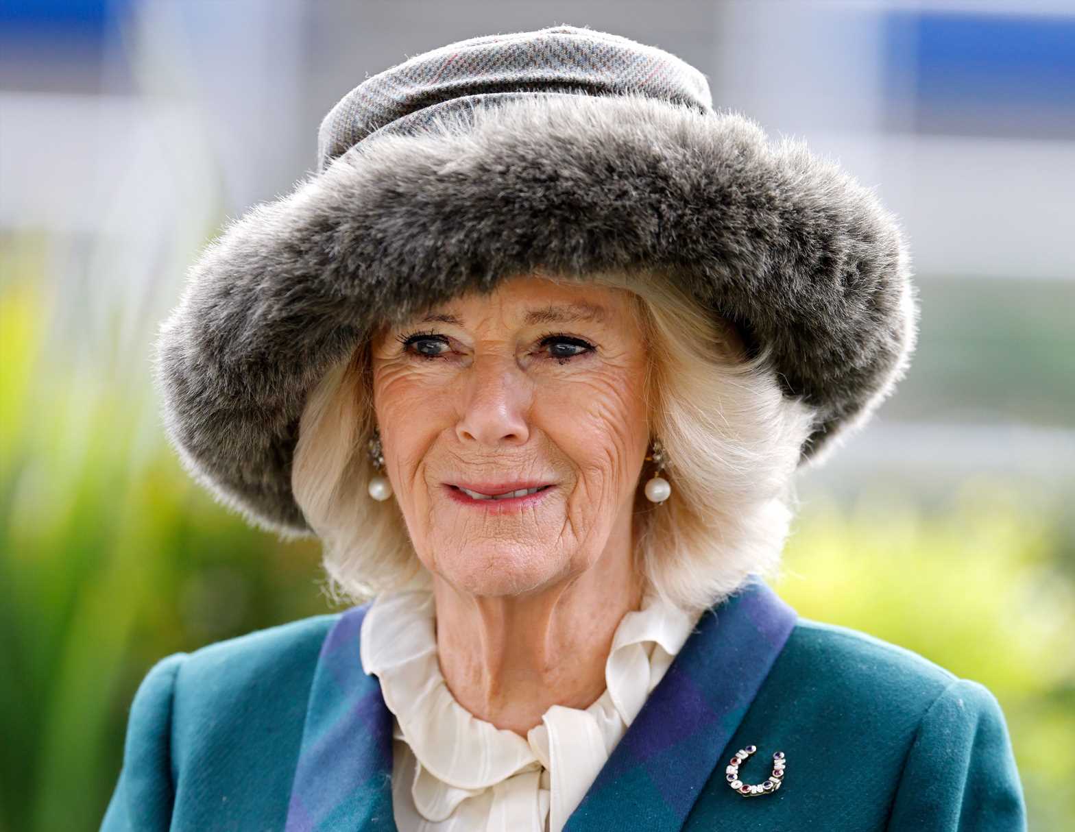 La reina Camilla pone de moda el bolso más clásico de Fendi