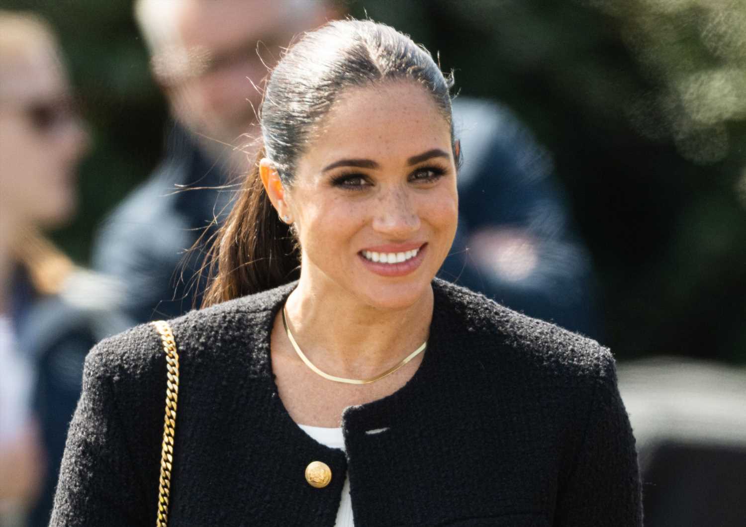 Meghan Markle y el chubasquero que sustituye a los trenchs