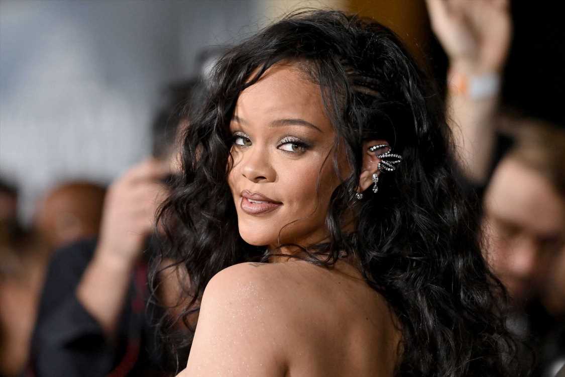 Rihanna y el vestido rojo que nos inspira para esta Navidad