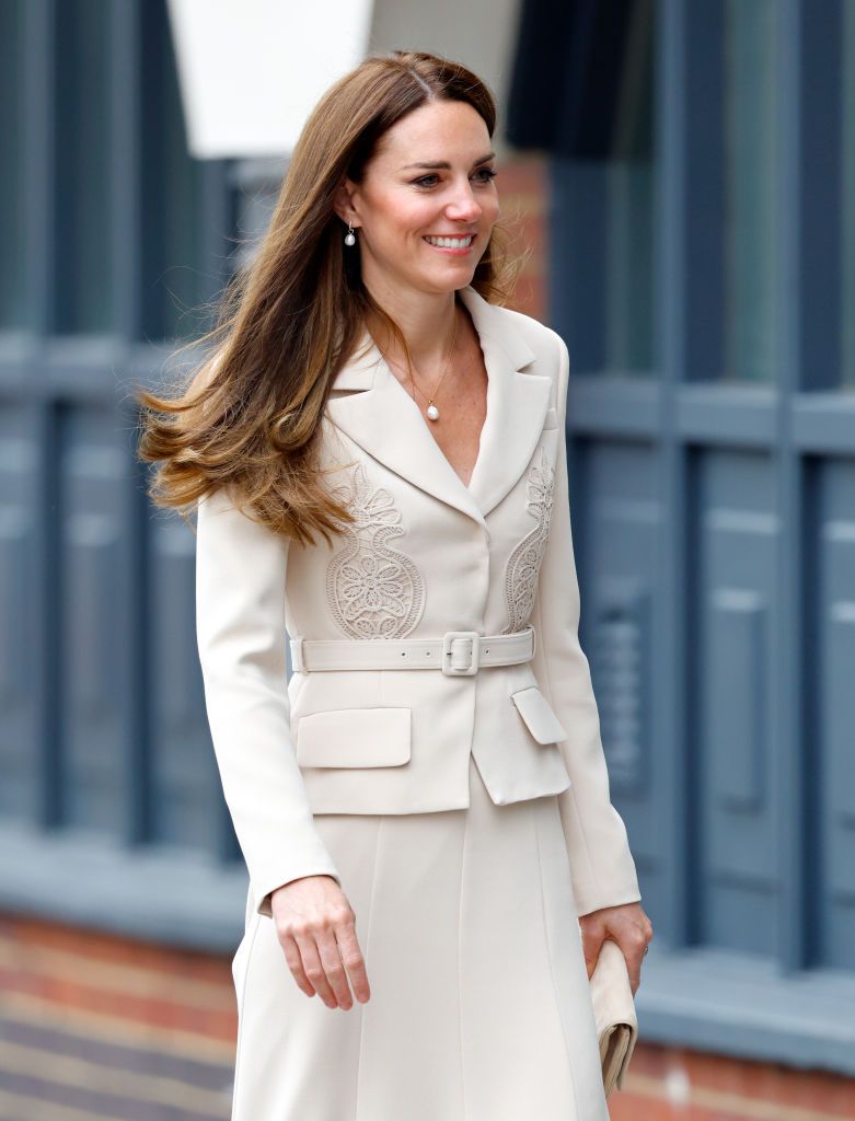 Sfera tiene la falda y chaqueta que llevaría Kate Middleton