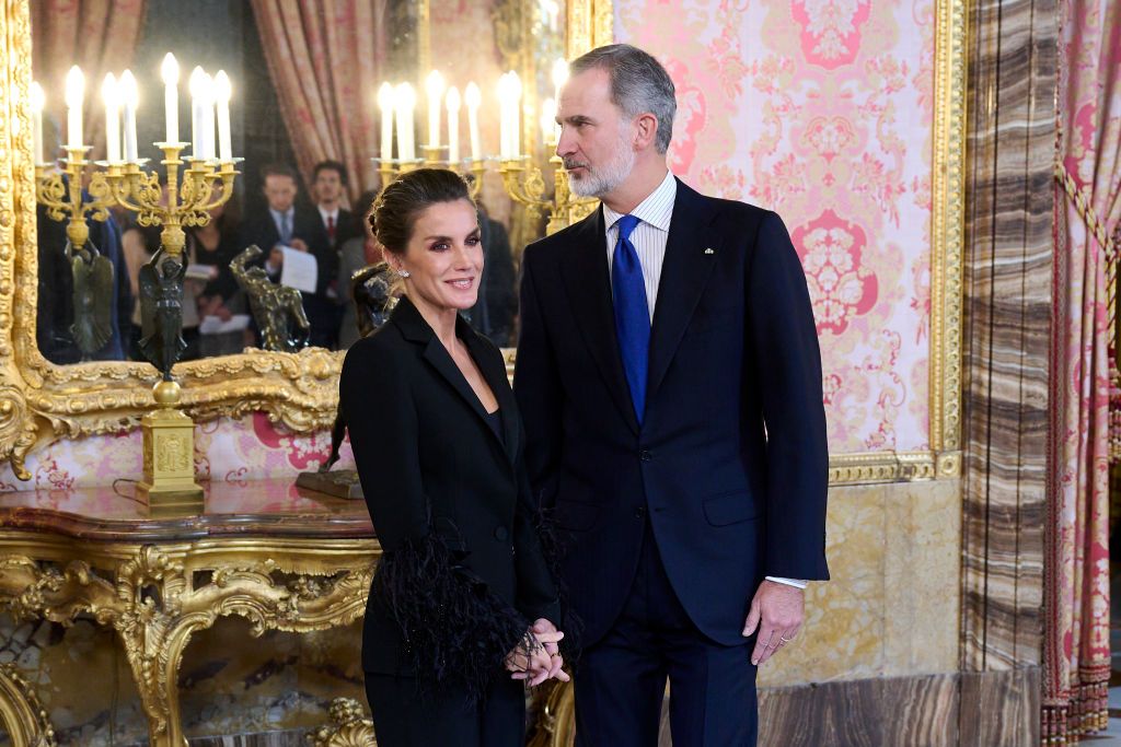 La reina Letizia deslumbra con un traje reciclado de Pertegaz