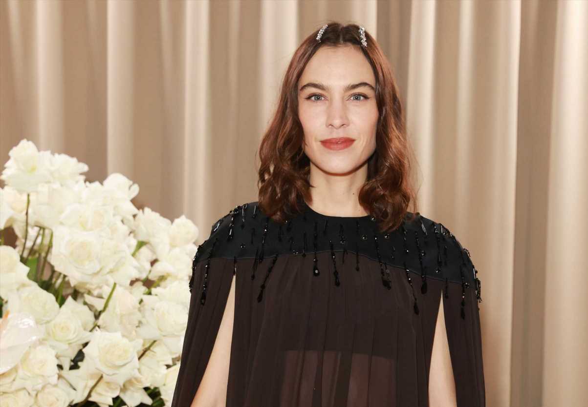 Alexa Chung o cómo combinar (bien) un abrigo de pelo