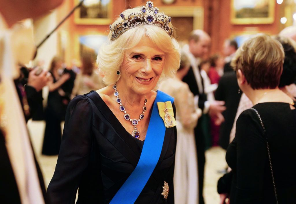 Camilla Parker Bowles repite las joyas de Isabel II