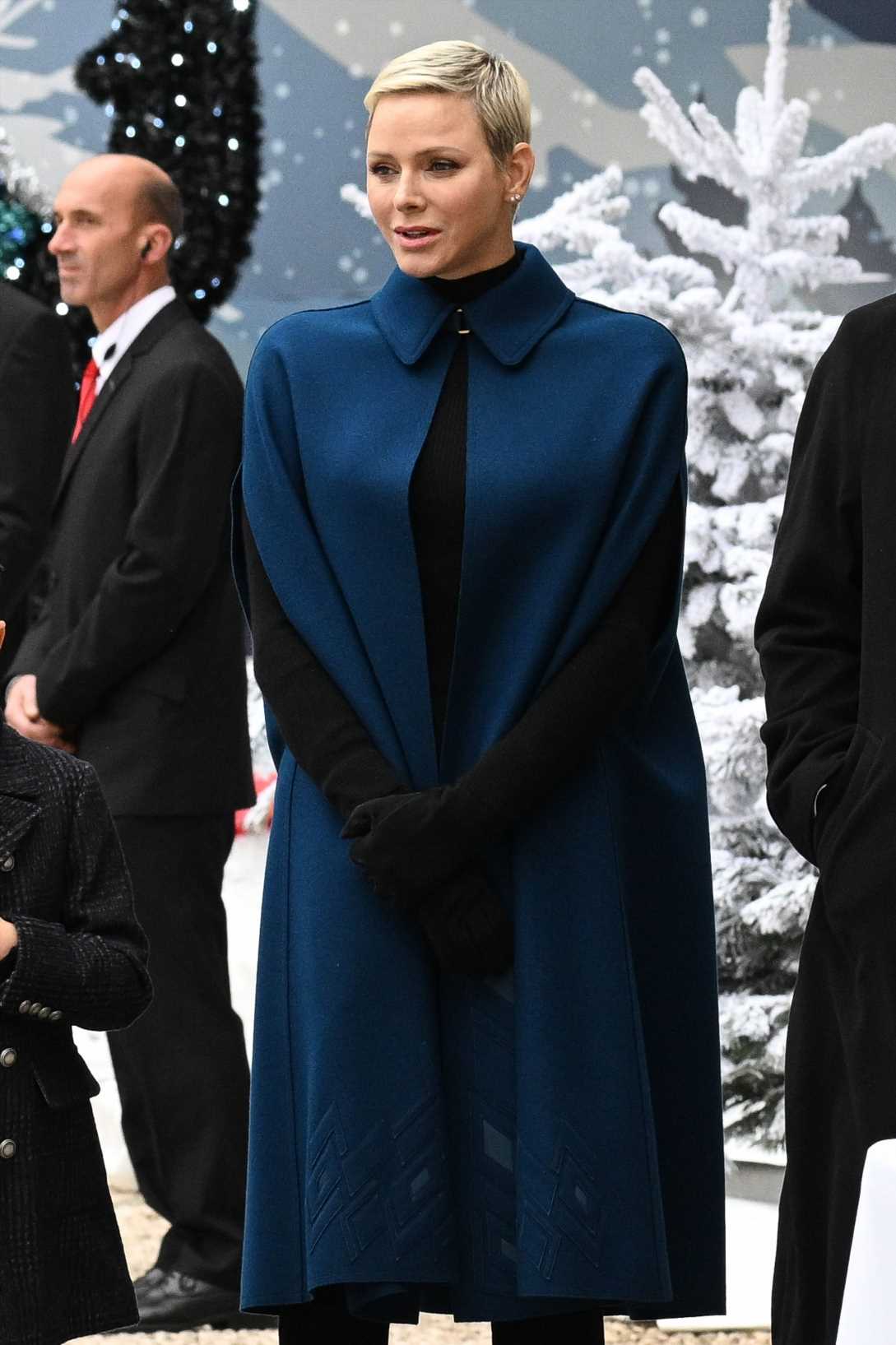 El abrigo capa de Charlène que la une a la reina Letizia