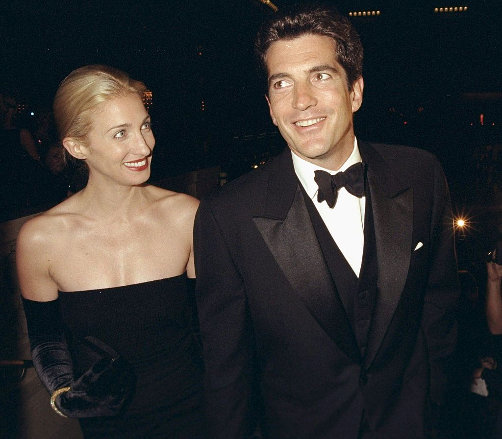 El escote favorito de Carolyn Bessette que ya llevó Lady Di