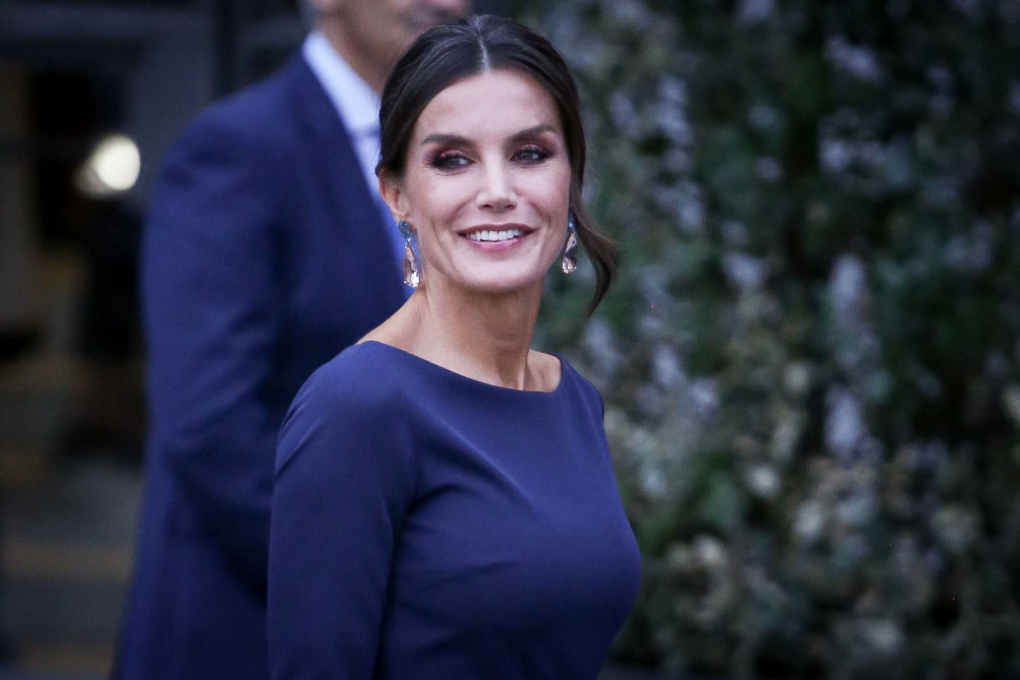 El vestido negro de Tintoretto con escote en la espalda de Letizia