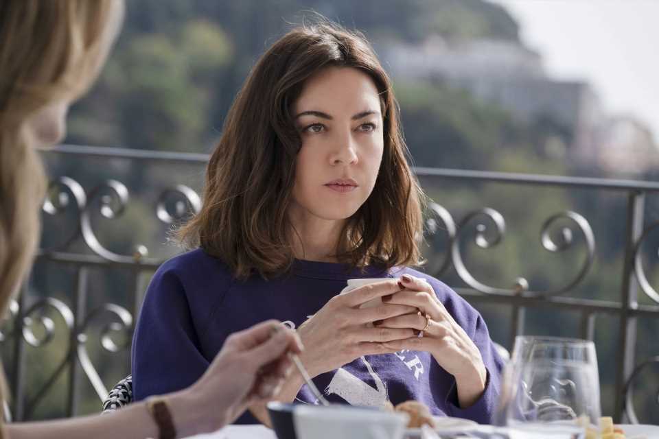 Indi & cold, la firma que viste Aubrey Plaza en The White Lotus