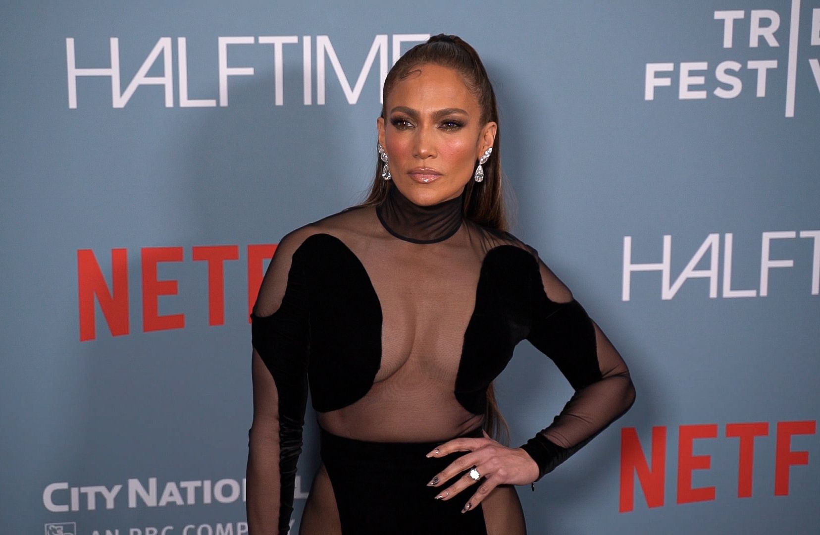 Jennifer Lopez, con manicura en color caramelo