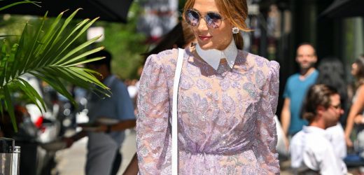 Jennifer Lopez, con una pedicura marrón con brillantes