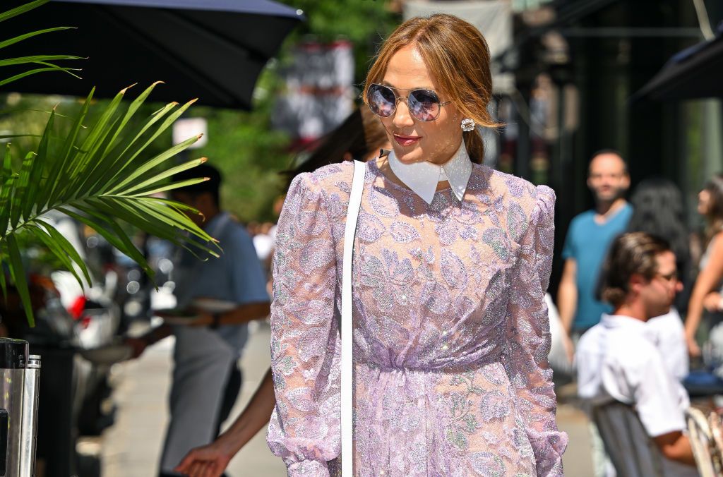 Jennifer Lopez, con una pedicura marrón con brillantes