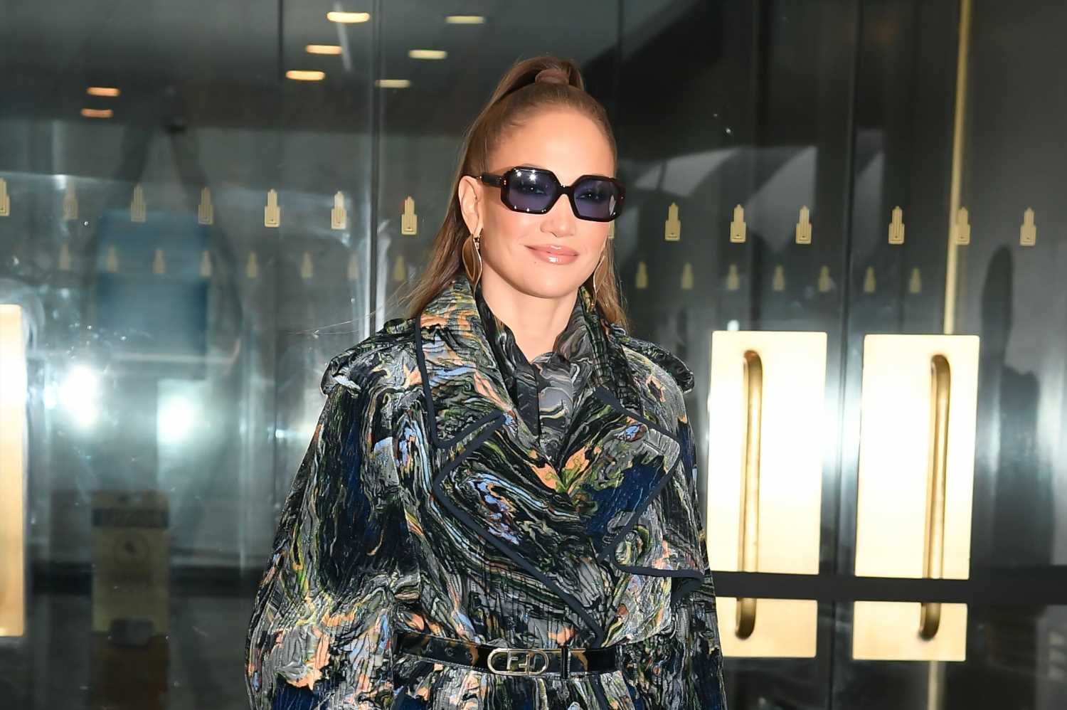 Jennifer Lopez y el abrigo peluche más 'cozy' del invierno