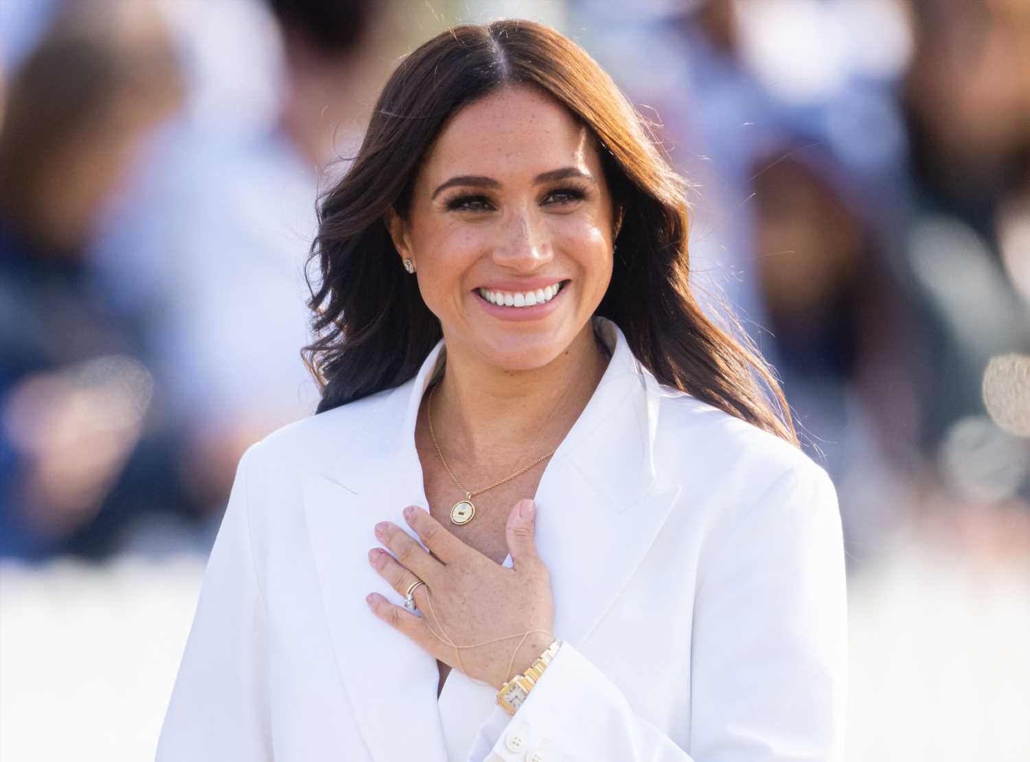 Meghan Markle y su look feminista con vestido verde