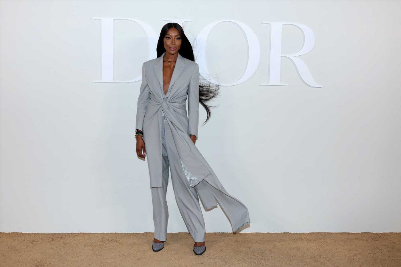 Naomi Campbell da un giro al traje tradicional