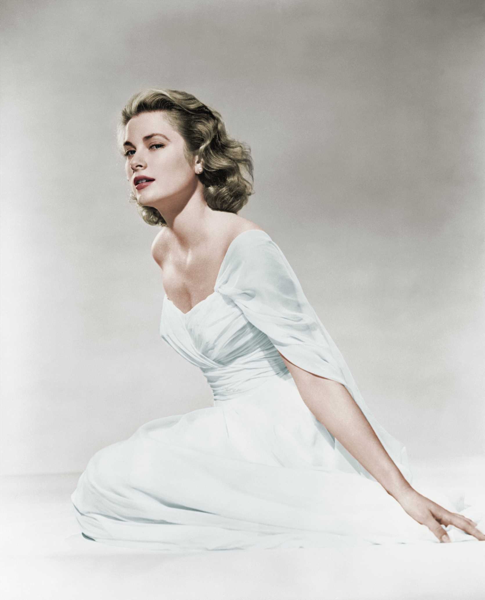 Zara vende el vestido azul más elegante de Grace Kelly