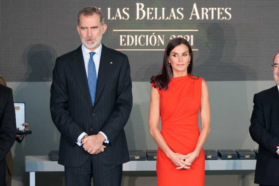 La reina Letizia juega con colores vibrantes para este invierno