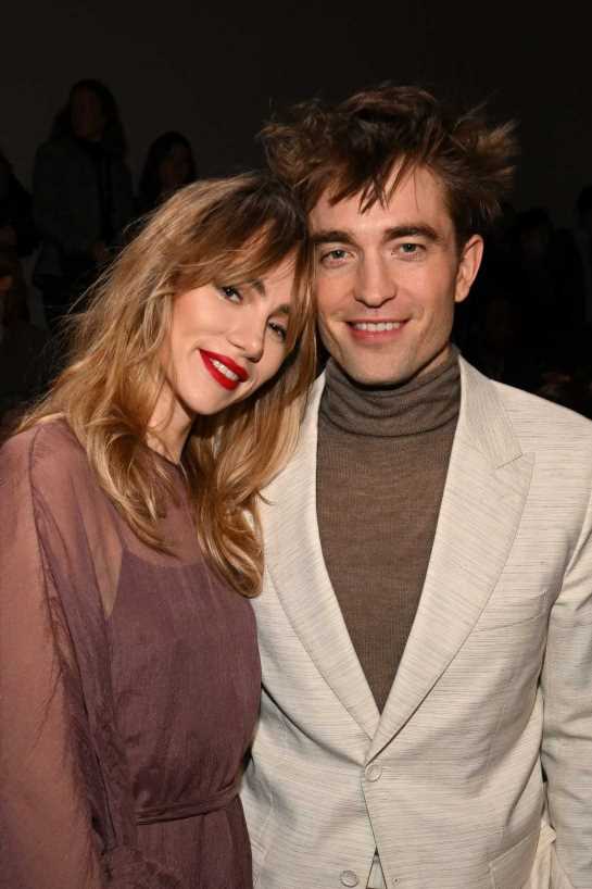 Robert Pattinson y Suki Waterhouse posan juntos por primera vez en una alfombra roja