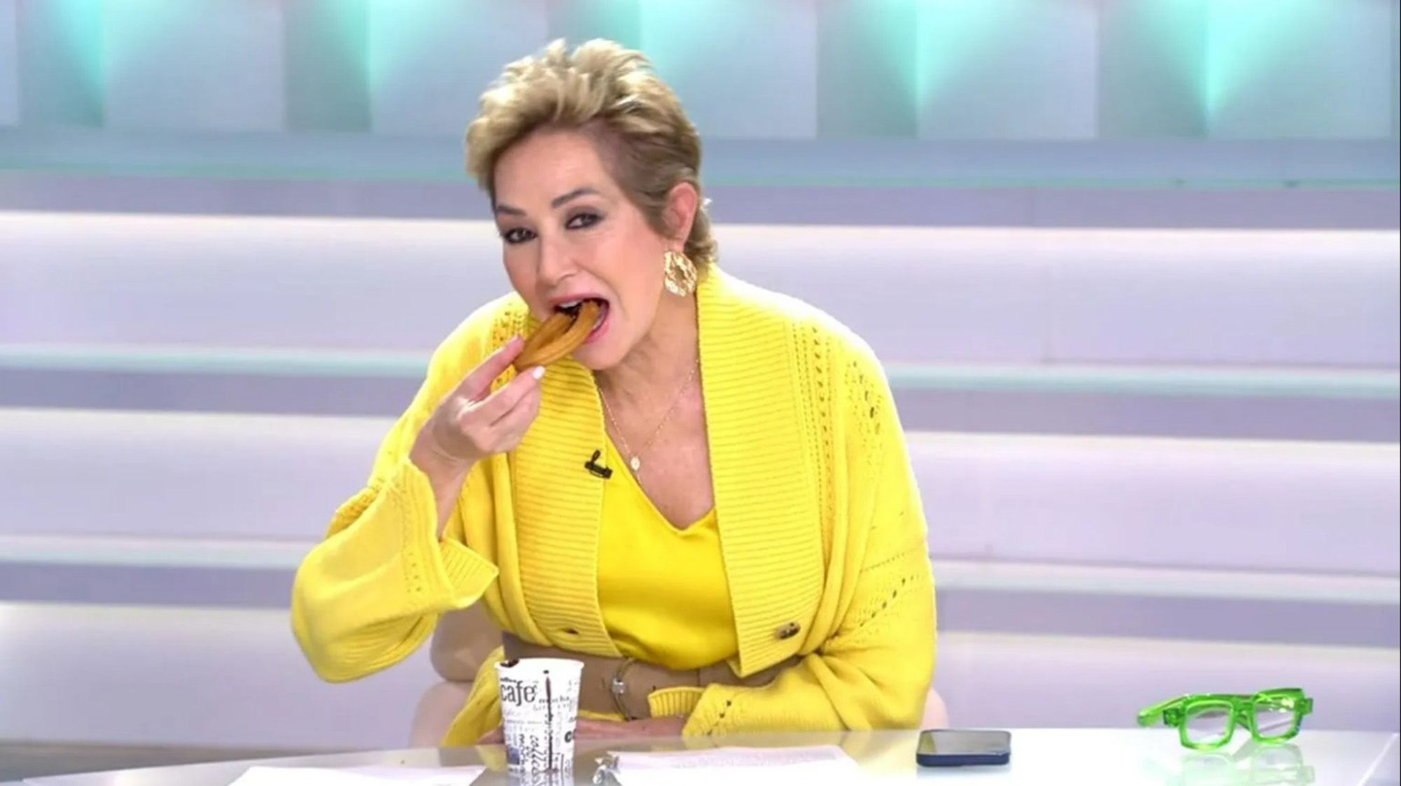 Ana Rosa Quintana no se corta y se come unos churros con chocolate en directo: «Vasile invita»