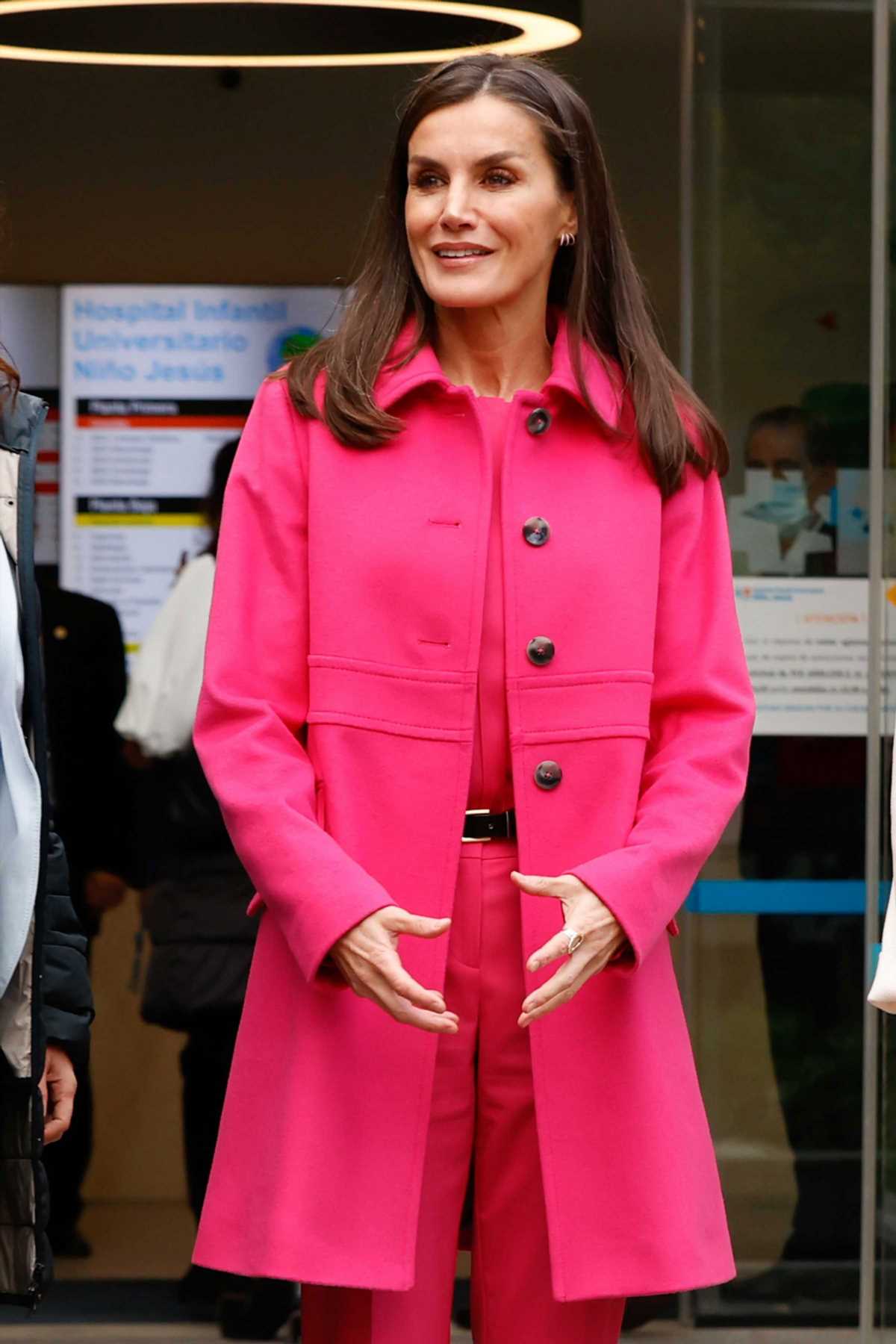 Letizia completa su look rosa con un original abrigo de estreno