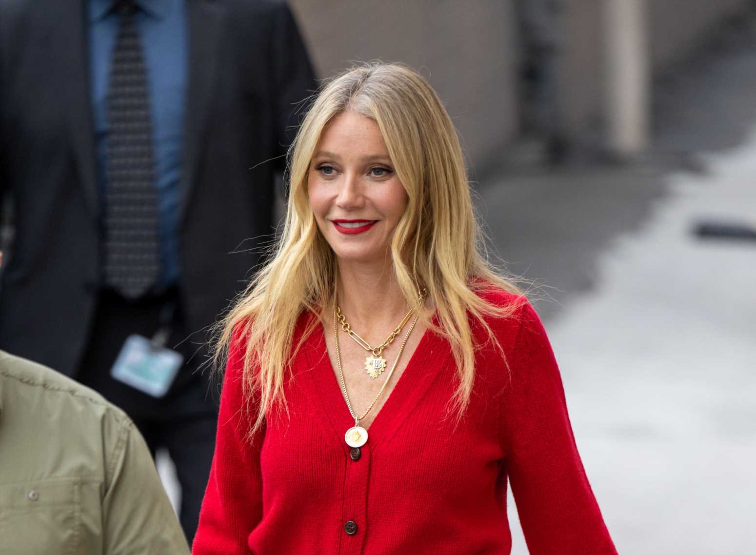 6 looks perfectos de Gwyneth Paltrow para vestir toda la semana (y descansar el domingo)