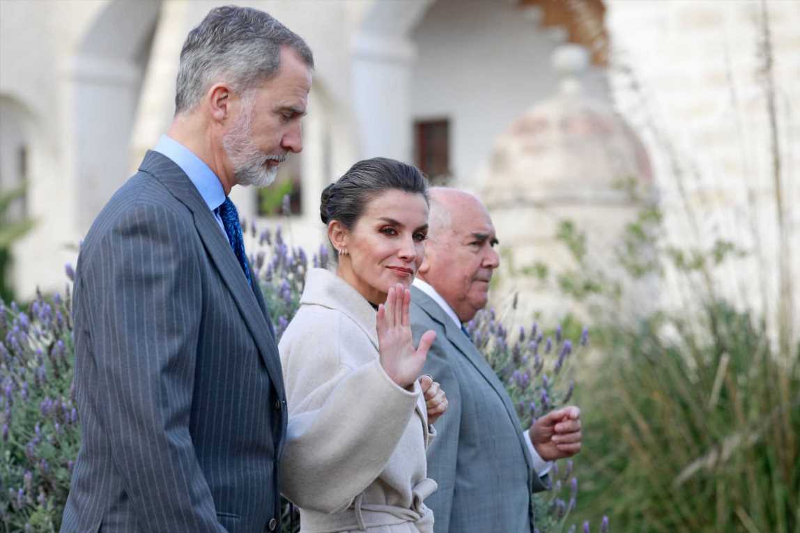 Doña Letizia, con vestido de rebajas de Mango en Menorca