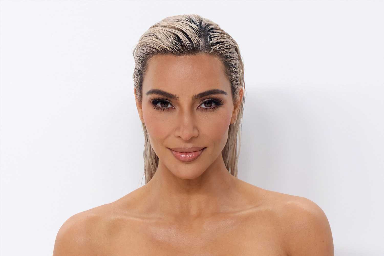 Kim Kardashian muestra su rostro sin maquillaje