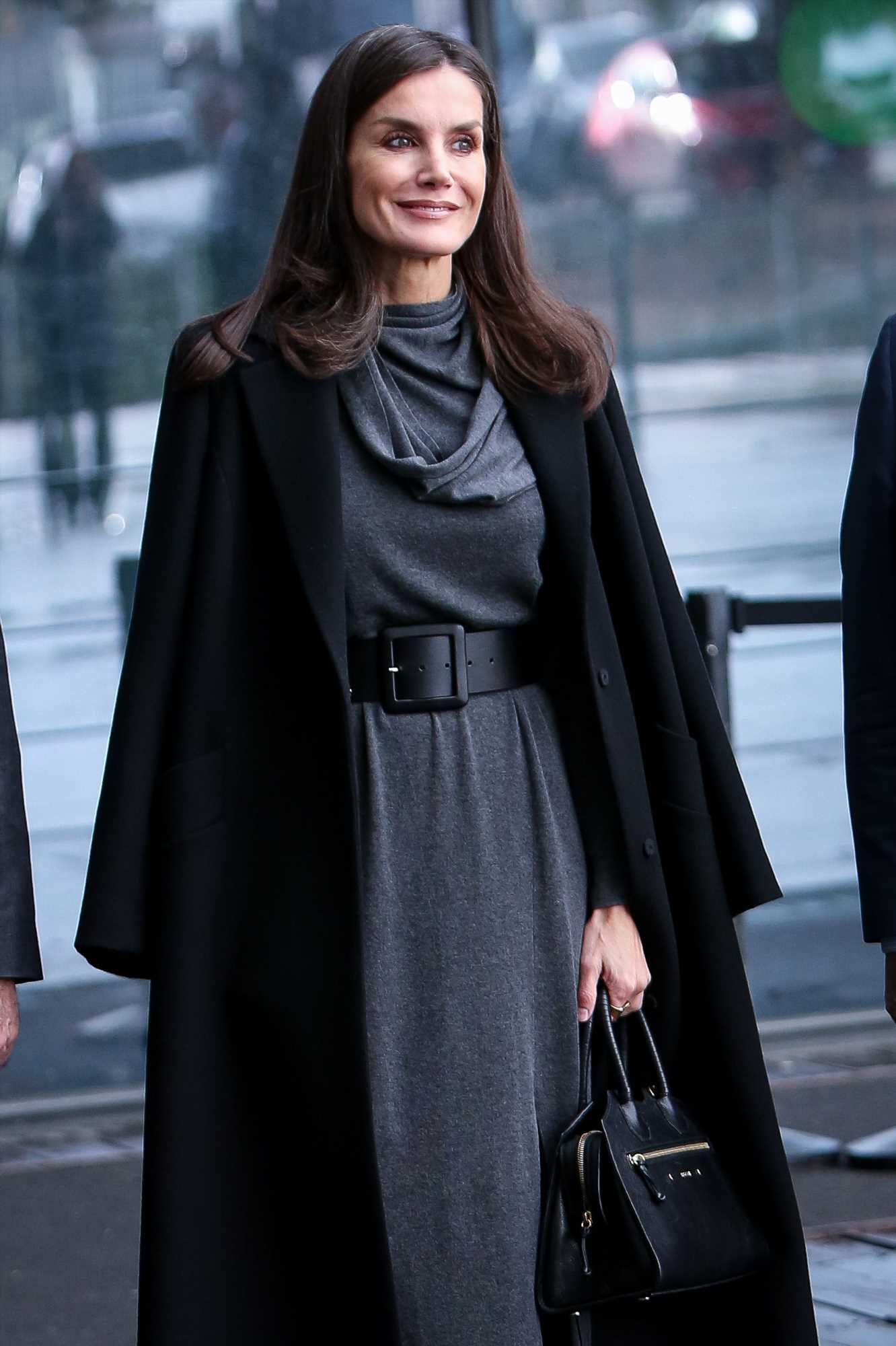 La reina Letizia estrena abrigo batín negro de Mango