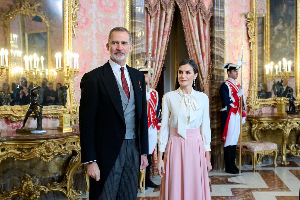 La reina Letizia estrena la falda rosa más romántica