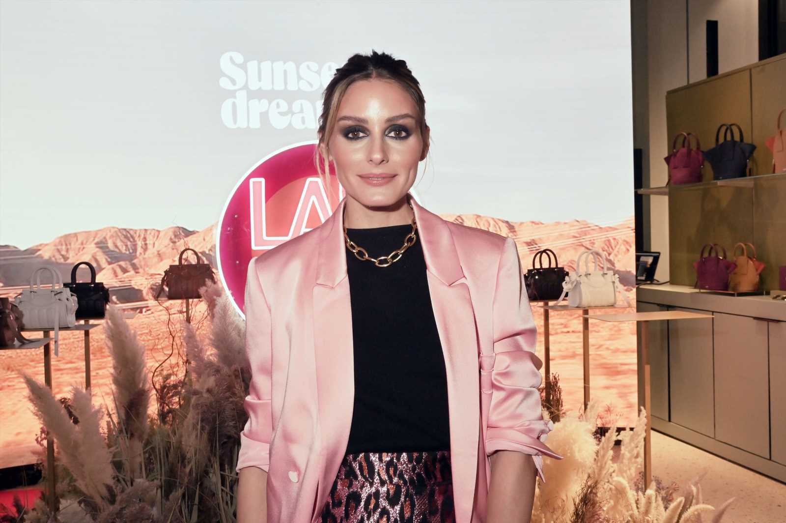 Olivia Palermo combina la sudadera bordada con falda vaquera